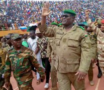 El general Mohamed Toumba, uno de los dirigentes de la junta golpista, saluda a seguidores.  (Fuente: EFE) (Fuente: EFE) (Fuente: EFE)