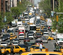 El plan pretende cobrar a los conductores por circular más abajo de la calle 60 en la isla de Manhattan, una zona que abarca los distritos de negocios de Midtown y Wall Street (Fuente: EFE) (Fuente: EFE) (Fuente: EFE)