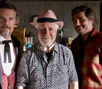 Ethan Hawke, Pedro Almodóvar y Pedro Pascal.