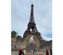 El reloj que marca lo que resta para los Juegos Olímpicos al pie de la Torre Eiffel