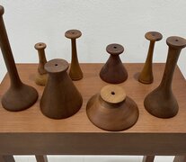 &amp;quot;Auscultar&amp;quot; (2016), de Simone Moraes; objetos de madera torneada. Abajo: Ovillo de lana (1 metro de diámetro), de Teresa Pereda.