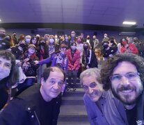 Cavia y amigos, en la sala que fundó en el barrio natal.