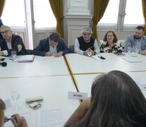 Autoridades provinciales y gremios docente durante la firma del convenio. 