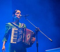 Julieta Venegas, más cerca de la canción iconoclasta que de los hits.  (Fuente: Adrián Pérez) (Fuente: Adrián Pérez) (Fuente: Adrián Pérez)