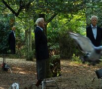 En la película abundan los espejos, una representación posible de la duplicidad de Le Carré. 