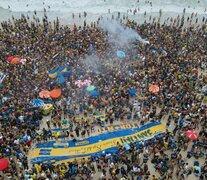 La marea azul y oro en las playas de Copacabana. (Fuente: EFE) (Fuente: EFE) (Fuente: EFE)