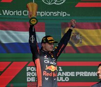Max Verstappen alza el trofeo en el Gran Premio de Brasil. (Fuente: AFP) (Fuente: AFP) (Fuente: AFP)