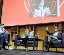 Axel Kicillof con Irina Hauser y Ariel Zak, los autores del libro, en el Centro Cultural de la Ciencia.  (Fuente: Sandra Cartasso) (Fuente: Sandra Cartasso) (Fuente: Sandra Cartasso)