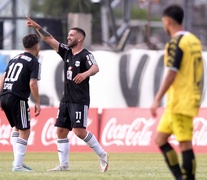 Fernández festeja su gol, el segundo (Fuente: Télam) (Fuente: Télam) (Fuente: Télam)