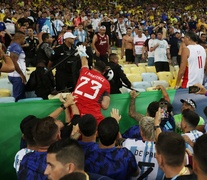 Encabezados por Dibu Martínez, los jugadores defienden a los hinchas (Fuente: NA) (Fuente: NA) (Fuente: NA)