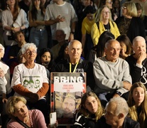 Un hombre sostiene la foto de un rehén durante una visita a un museo de Tel Aviv.  (Fuente: EFE) (Fuente: EFE) (Fuente: EFE)