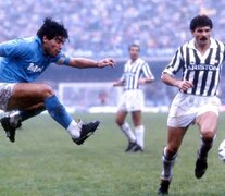 Maradona jugando un partido ante la Juventus en Italia (Fuente: AFP) (Fuente: AFP) (Fuente: AFP)