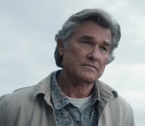 El personaje de Kurt Russell funciona como nexo entre las dos historias a desandar.  