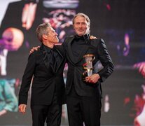 El danés Mads Mikkelsen recibió en la inauguración un premio a la trayectoria de manos de su colega Willem Dafoe. 