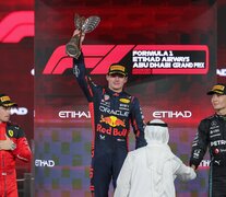 Verstappen levanta su trofeo en Arabia Saudita (Fuente: AFP) (Fuente: AFP) (Fuente: AFP) (Fuente: AFP)