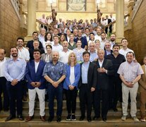 Axel Kicillof y Veronica Magario junto a los intendentes bonaerenses de Unión por la Patria.