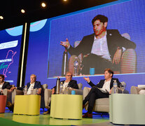 Kicillof en el panel de gobernadores de la UIA. 