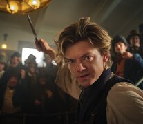 Thomas Brodie-Sangster interpreta a un antihéroe fresco y artero. 