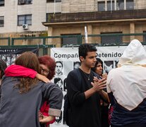 Acto de sobrevivientes y familiares frente a Comodoro Py. (Fuente: Verónica Bellomo) (Fuente: Verónica Bellomo) (Fuente: Verónica Bellomo)