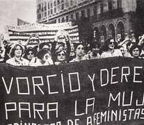 Una manifestación feminista en demanda del divorcio vincular anulado por la dictadura de 1955. (Fuente: Archivo General de la Nación) (Fuente: Archivo General de la Nación) (Fuente: Archivo General de la Nación)