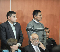 Los acusados Daniel Vilte Laxi (izq) y Santos Clemente Vera durante el primer dia del juicio en que se los acusó del asesinato de las turistas francesas Houria Moumni y Cassandre Bouvier ocurrido en Julio de 2011. (Fuente: AFP) (Fuente: AFP) (Fuente: AFP)