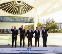 Los presidentes del Mercosur a los pies de una obra de Oscar Niemeyer. (Fuente: AFP) (Fuente: AFP) (Fuente: AFP)