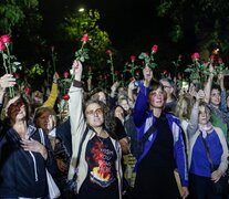 El símbolo de las rosas rojas fue levantado en el grito de &amp;quot;¡Presentes!&amp;quot;, por los 30.000. (Fuente: Leandro Teysseire) (Fuente: Leandro Teysseire) (Fuente: Leandro Teysseire)