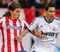 Filipe Luis y Di María en un partido entre Atlético de Madrid y Real Madrid.