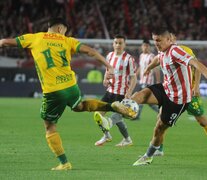 Togni, una de las figuras de Defensa, lucha con Carrillo, quien pelea por un puesto con Boselli (Fuente: Télam) (Fuente: Télam) (Fuente: Télam)