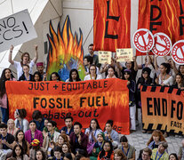 Pancartas y carteles durante una protesta al margen de la Conferencia de las Naciones Unidas sobre el Cambio Climático 2023 (COP28), en Dubai, Emiratos Árabes Unidos, el 12 de diciembre de 2023.  (Fuente: EFE) (Fuente: EFE) (Fuente: EFE)