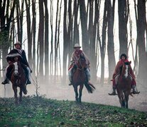 El film abandona el registro realista para ingresar en una zona artificiosa, por momentos fantasmal. 