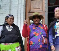 La Machi Betiana, María Nahuel junto a Aurora, del Tercer Malón de la Paz, en la puerta del INAI