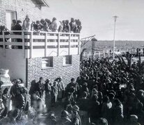 El muelle de pescadores de la Laguna de Chacomús, aquel 25 de agosto de 1973.  (Fuente: Rubén J. Perotta) (Fuente: Rubén J. Perotta) (Fuente: Rubén J. Perotta)