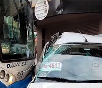 El choque entre el colectivo y la camioneta fue pasadas las las 6 de la mañana en el barrio porteño de Monserrat (Foto: captura de TV).