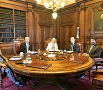 Juan Martín Mena junto a los integrantes de la Suprema Corte de Justicia de la Provincia de Buenos Aires. 