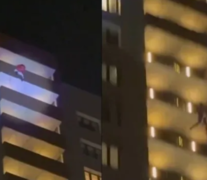 &amp;quot;Papá Noel&amp;quot; tuvo la intención de sorprender a sus hijos escalando un edificio (Captura de video).