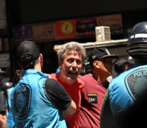 Uno de los detenidos en la protesta de la CGT, este miércoles, en pleno centro porteño. (Fuente: Télam) (Fuente: Télam) (Fuente: Télam)