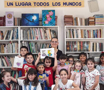 Los chicos de Mocoretá, Corrientes, disfrutando de su biblioteca.