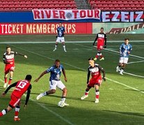 River jugó en Dallas en una cancha marcada para el fútbol americano