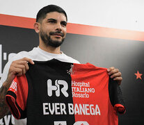 Banega firmó por dos años y dijo que le gustaría terminar su carrera en Newell&amp;#39;s. (Fuente: Sebastián Granata) (Fuente: Sebastián Granata) (Fuente: Sebastián Granata)