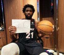 Joel Embiid recreando la incónica imagen de Wilt Chamberlain, cuando marcó 100 puntos (Fuente: AFP) (Fuente: AFP) (Fuente: AFP)