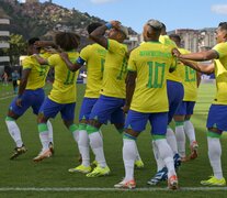 Festejo de Brasil para el gol de Endrick, a los 4 minutos.