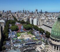 Una multitud se reunió frente al Congreso de la Nación. 