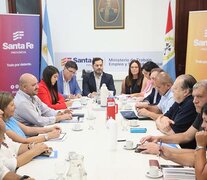 La reunión de ayer no terminó bien. Siguen duras negociaciones.