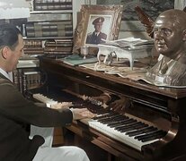 Perón al piano en la residencia presidencial del Palacio Unzué.