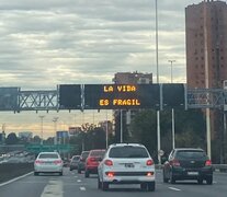 El nietzcheano que programa los carteles de la autopista, por @_prospernia.