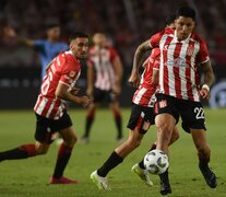 Enzo Pérez jugó un buen partido, conduciendo y encarando en varias ocasiones. (Fuente: Fotobaires) (Fuente: Fotobaires) (Fuente: Fotobaires)