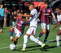 El Perrito Barrios en acción, en el duelo del sábado ante Lanús (Fuente: Julio Martín Mancini) (Fuente: Julio Martín Mancini) (Fuente: Julio Martín Mancini)