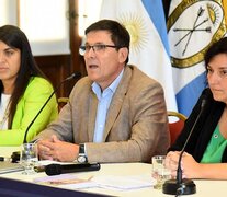 El ministro José Goiti junto a Daiana Gallo Ambrosis y Carolina Piedrabuena.