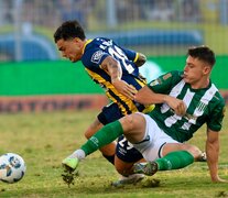 Lucha entre Martínez Dupuy y el uruguayo Calleros. (Fuente: Prensa Rosario Central) (Fuente: Prensa Rosario Central) (Fuente: Prensa Rosario Central)